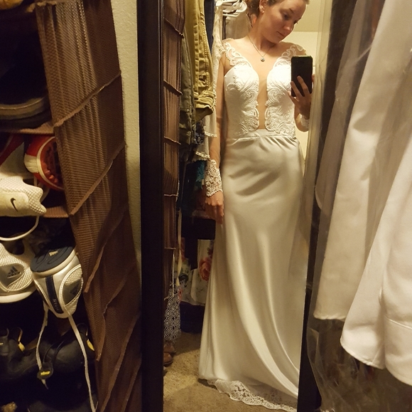 Gorgeous Wedding Gown, NEW, never worn, stored in garment bag! - Picture 15 of 16